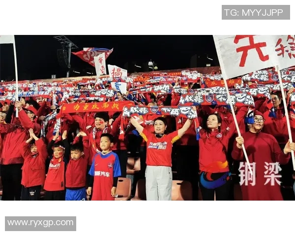 球迷狂欢!夺冠后球星送上球衣,幸运球迷握手致谢!